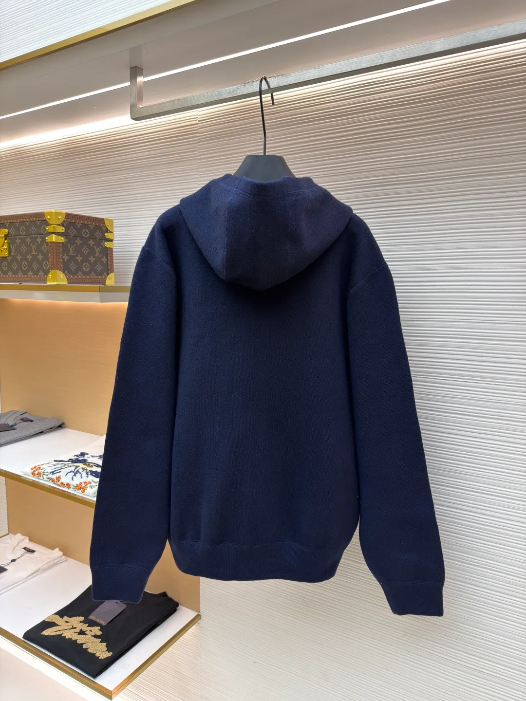 LOUIS VUITTON double-sided cotton-wool blended knitted hoodie ●Original version: Purchased and developed for 27999 ●Item number: 1681379-C50 ●Fabric: cotton fabric ●Technology: knitted jacquard production ●Color: blue-green ●Version: fitted version ●Weight: about 1415 grams ●Size: S-M-L-XL ●Description: Made of cotton-blend knitted fabric, one side is fully printed with the brand's classic Monogram pattern, with green and blue contrasting colors and jacquard craftsmanship, which makes the brand recognizable; the other side is mainly navy blue, with brand letters embroidered on the chest, which is simple and elegant; the hooded design is casual and casual, and can be worn in two ways to unlock various styles to meet the needs of different dressing scenes; the overall version is loose and comfortable, and is tolerant, making it easy to create a trendy and high-end sense. This jacket adopts a double-sided design. One side is mainly navy blue with fluorescent green brand letter jacquard, and the other side is a full-length LV classic logo jacquard spliced ​​with navy blue and green stripes, presenting a diverse style. It has a hooded design and a brand-customized gold zipper, which makes it luxurious and easy to put on and take off. In the weaving process, precision jacquard knitting technology is used. The pattern texture on the front and back sides is clear and three-dimensional, and the yarn is woven tightly and evenly, ensuring that the fabric is soft, skin-friendly and has a good crisp feel. The double front chest pocket design is both practical and beautiful. From jacquard weaving to zipper material selection, every process reflects the brand's strict requirements for craftsmanship. It combines double-sided wear creativity with high-end knitting technology to present a luxurious item with both fashionable recognition and wearable texture. The overall wiring is straight and delicate, the fabric is comfortable and soft, and the color is consistent without color difference. It can be matched with the same style to create a fashionable look and control various occasions. Customized accessories, complete with three standards, same style for men and women!